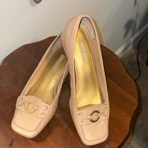 Vintage Liz Claiborne Women's Beige Loafers with Gold Accent and block heel  9